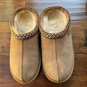 Girls size 3 youth UGG slippers. The color is chestnut.